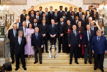 Real Madrid diễu hành mừng cúp C1 thứ 15 trong biển người hâm mộ