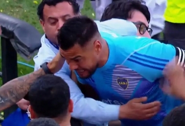 Đòi lên khán đài đánh CĐV, cựu thủ môn Man United lãnh án nặng nề