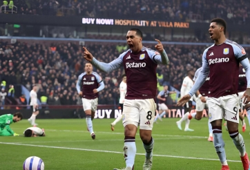 Salah lập công, Liverpool chật vật chia điểm trước Aston Villa