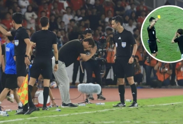 Vì sao HLV Kim Sang-sik chắp tay vái lạy trọng tài Nhật Bản?