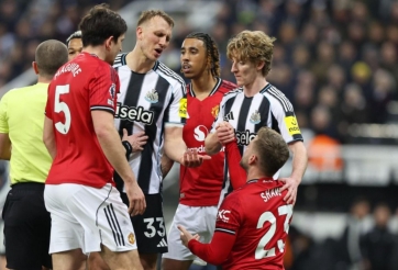Tranh cãi dữ dội trận Newcastle thắng bất ngờ MU
