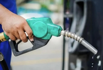 Giá xăng dầu hôm nay 24/4: Thế giới tăng vọt, trong nước giảm mạnh