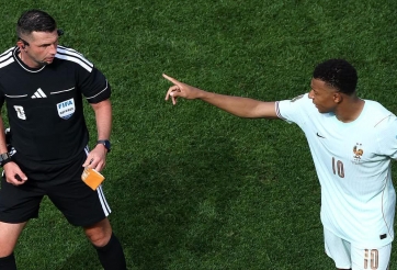 Khoảnh khắc 'chỉ đạo' trọng tài gây sốt của Mbappe