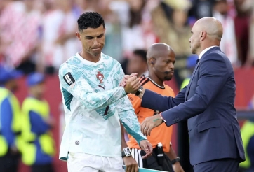 HLV Bồ Đào Nha nói thẳng lý do Ronaldo bị thay ra ngoài