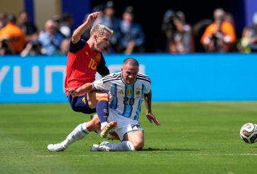 Cầu thủ Argentina thoát thẻ đỏ vì trọng tài thiên vị?