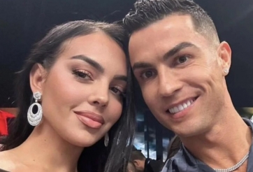 Ronaldo tình tứ bên bạn gái ở tòa tháp cao nhất thế giới