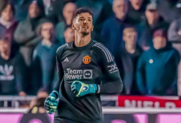 Thủ môn mới của MU bị đồng đội quát mắng ngay trên sân vì chơi chân kém