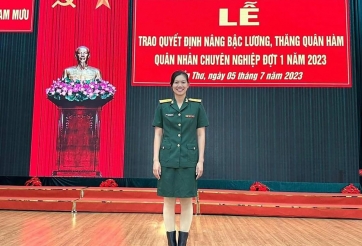 Kình ngư Ánh Viên thăng quân hàm, 'Flex' khiến dân mạng 'điên đảo'