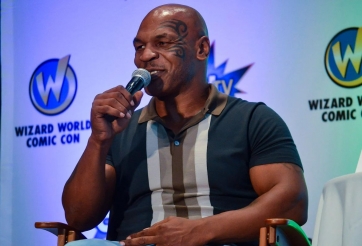 Huyền thoại làng quyền anh 'nóng mắt tắt nụ cười' trong lúc nghỉ dưỡng tại Hy Lạp