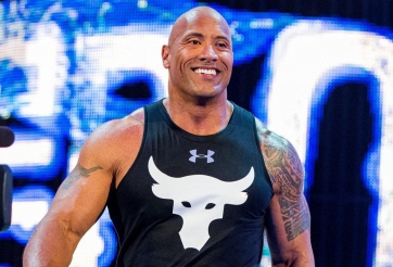 VIDEO: Tài tử Dwayne 'The Rock' Johnson trở lại WWE sau 6 năm vắng bóng