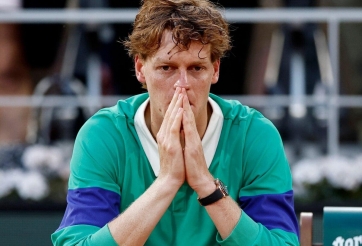 Jannik Sinner thua sốc trận đầu tiên trên sân cỏ