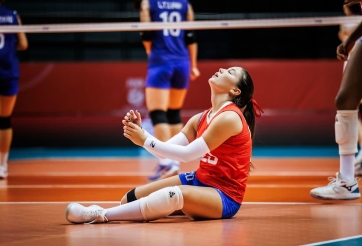 Đội bóng chuyền nữ hạng 15 thế giới khóc nức nở khi thua Việt Nam