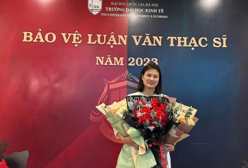 Tượng đài bóng chuyền Kim Huệ trở thành tân thạc sĩ ở tuổi 41