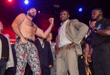 Francis Ngannou bị cười nhạo trước màn so găng với Tyson Fury