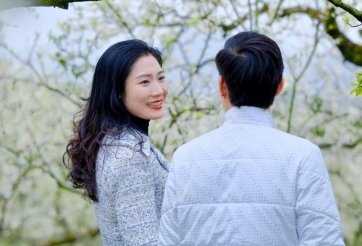 Hoa khôi bóng chuyền Phạm Thị Yến chuẩn bị lên xe hoa