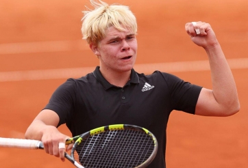 Ăn mừng hợm hĩnh sau chiến thắng lịch sử, thần đồng tennis thế giới nhận đủ 'gạch đá'