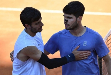 Đối thủ bỏ cuộc, Alcaraz năm thứ 2 liên tiếp lọt chung kết Roland Garros