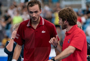 Medvedev bật mí lí do chia tay HLV lâu năm