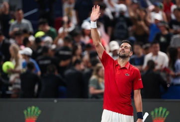Djokovic nhọc nhằn lọt tứ kết Shanghai Masters 2025