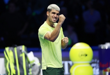 Ngược dòng bản lĩnh, Alcaraz đặt một chân vào bán kết ATP Finals 2025