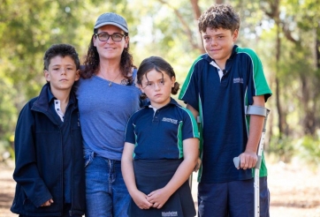 Học sinh lớp 9 bơi nhiều giờ ngoài biển khơi để cứu sống gia đình