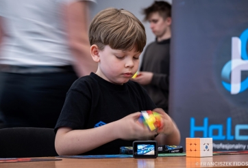 Cuber 9 tuổi giải Rubik 3x3 dưới 3 giây, phá kỉ lục thế giới