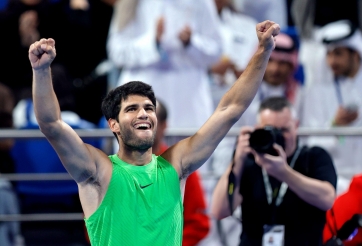 Alcaraz cầm chim trong lúc đăng quang Qatar Open 2026