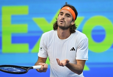Tsitsipas 'bay màu' khỏi top 40 thế giới sau màn trình diễn thảm họa