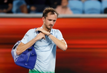 Medvedev mắc kẹt sau chức vô địch Dubai vì tình hình Iran