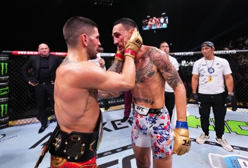 Ilia Topuria trổ tài dự đoán trận Max Holloway - Charles Oliveira