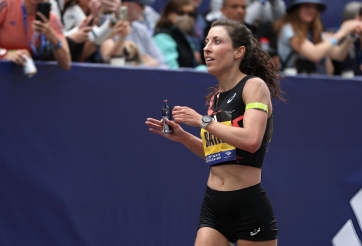 Ngôi sao marathon Mỹ bị cắt tài trợ vì... mang thai