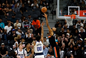 Khổng lồ bóng rổ 2m24 một tay che trời, nhận danh hiệu quý giá ở NBA