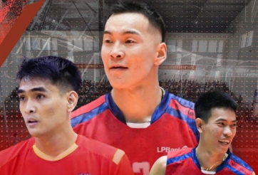 Rivan Nurmulki sát cánh Batsuuri Battur ở giải bóng chuyền hội làng