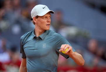 Sinner thắng chật vật đối 'mềm' trong ngày Alcaraz báo hung tin