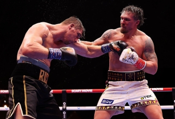 Usyk thắng tranh cãi huyền thoại kickboxing, bảo vệ đai hạng nặng