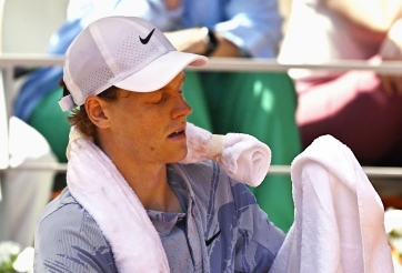 Sinner đeo thiết bị lạ trong buổi tập trước thềm Wimbledon 2026