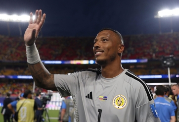 Siêu thủ môn 15 cản phá ở World Cup có hành động khiến tất cả phải xúc động