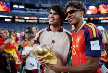 Carlos Alcaraz cùng Lamine Yamal sờ vào 'của quý' hậu chung kết World Cup