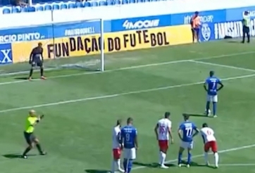 VIDEO: Cười 'rớt nước mắt' với pha sút penalty theo kiểu bất động