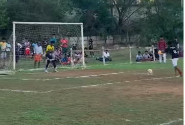 VIDEO: Pha cản phá Penalty theo phong cách 'há miệng chờ sung'