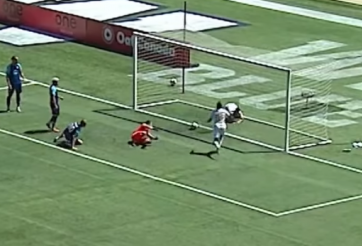 VIDEO: Pha dứt điểm tệ nhất mọi thời đại