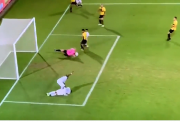 VIDEO: 'Phì cười' với bàn thắng ăn may nhất thế giới