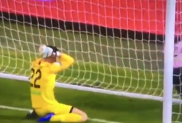 VIDEO: Thủ môn 'diễn hài' trên sân bóng