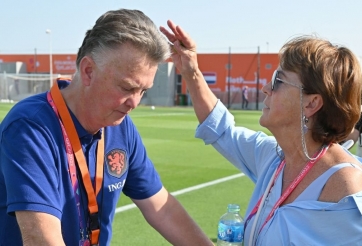 HLV Van Gaal cãi nhau với vợ, bật khóc vì bị MU sa thải