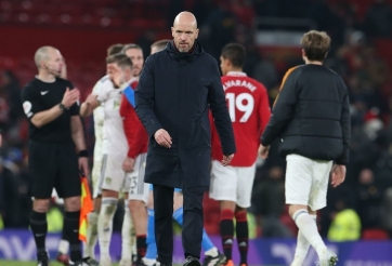 HLV Ten Hag nổi cơn tam bành, hành động thiếu kiểm soát ngay trên sân