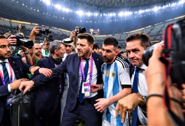 ĐT Argentina nhận 'cơn mưa gạch đá' vì lí do khó đỡ