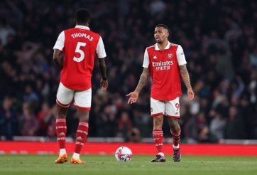 Arsenal mất điểm tai hại trước đội cuối bảng, coi như dâng cúp cho Man City