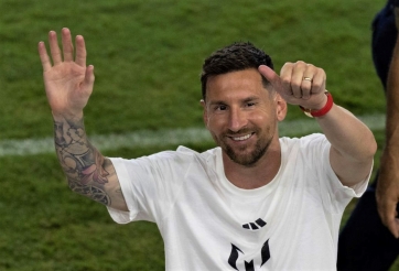 Điên loạn vì Messi, hàng ngàn CĐV cùng làm chung một việc