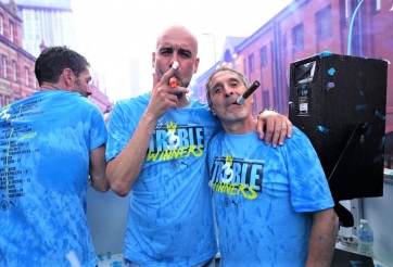 Nằm trên giường bệnh, Pep Guardiola vẫn làm nên lịch sử tại Ngoại hạng Anh