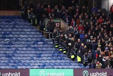 Trận đấu tại Ngoại hạng Anh có hàng trăm CĐV phải sơ tán